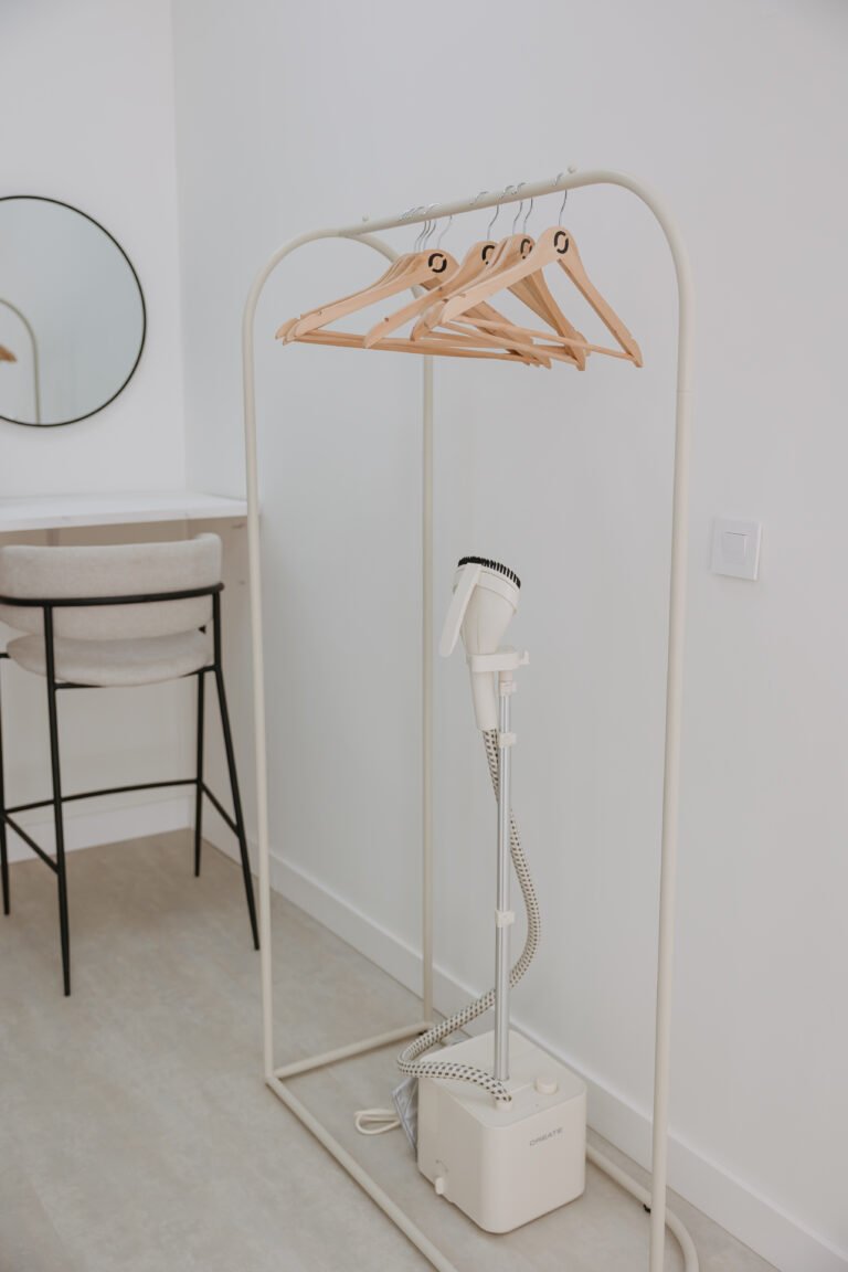 Vestidor con burro de ropa, taburete y plancha de vapor