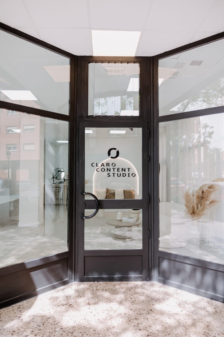 Puerta de entrada de cristal con el logotipo de Claro Content Studio