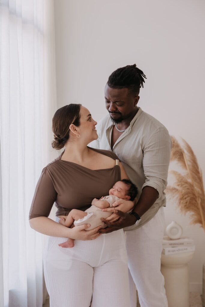 Pareja con su bebé recién nacido