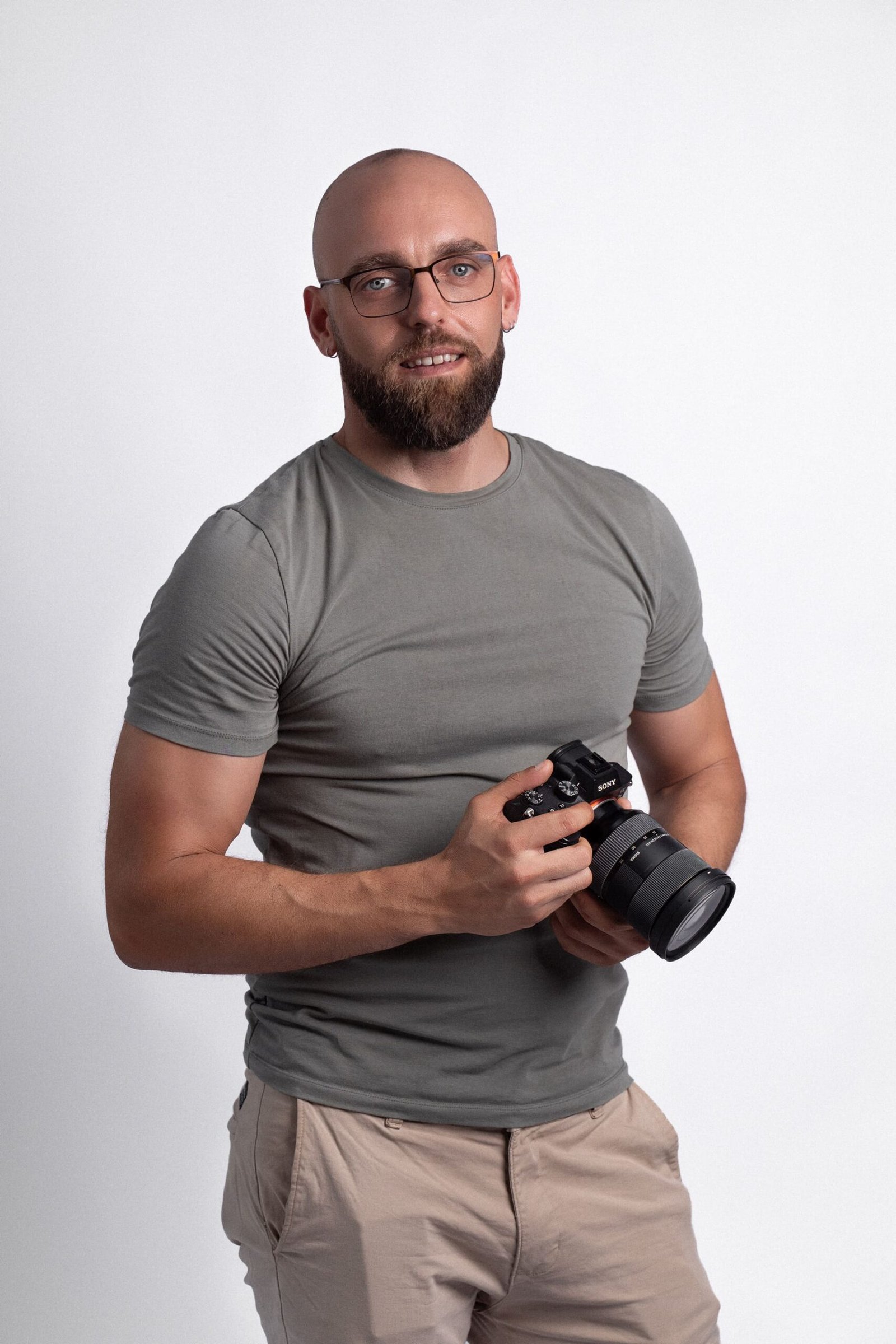 Alex, fotógrafo del equipo de Claro Content Studio, con su cámara