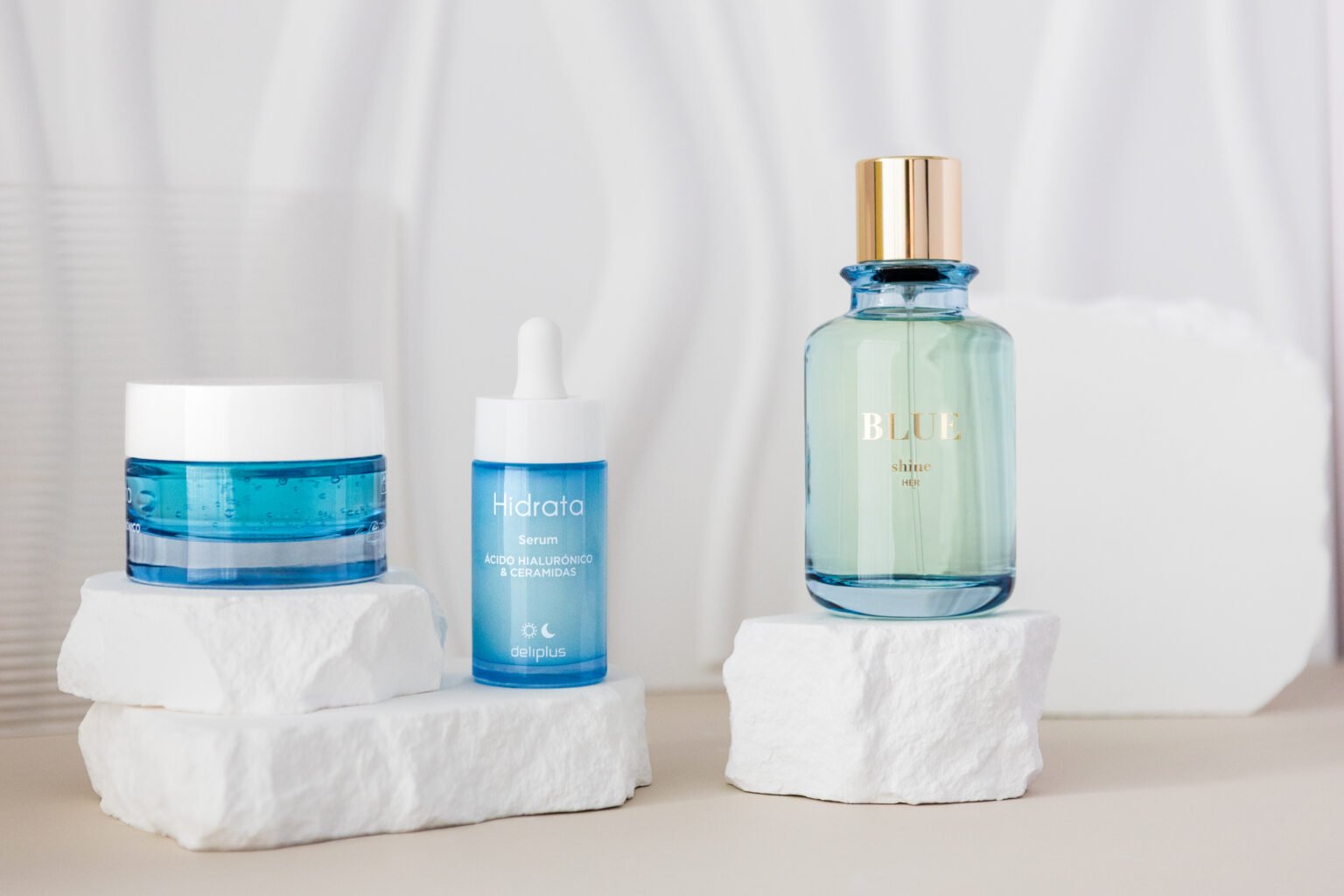 Productos de cosmética sobre piedra blanca con luz natural