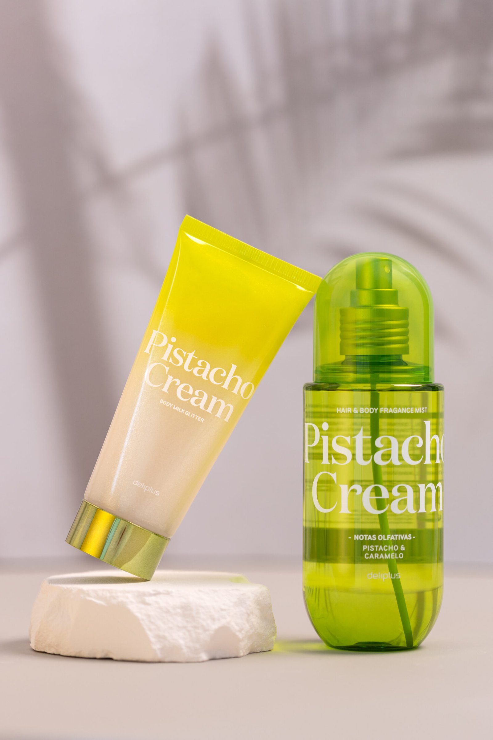 Fotografía de producto de una crema y un perfume de pistacho