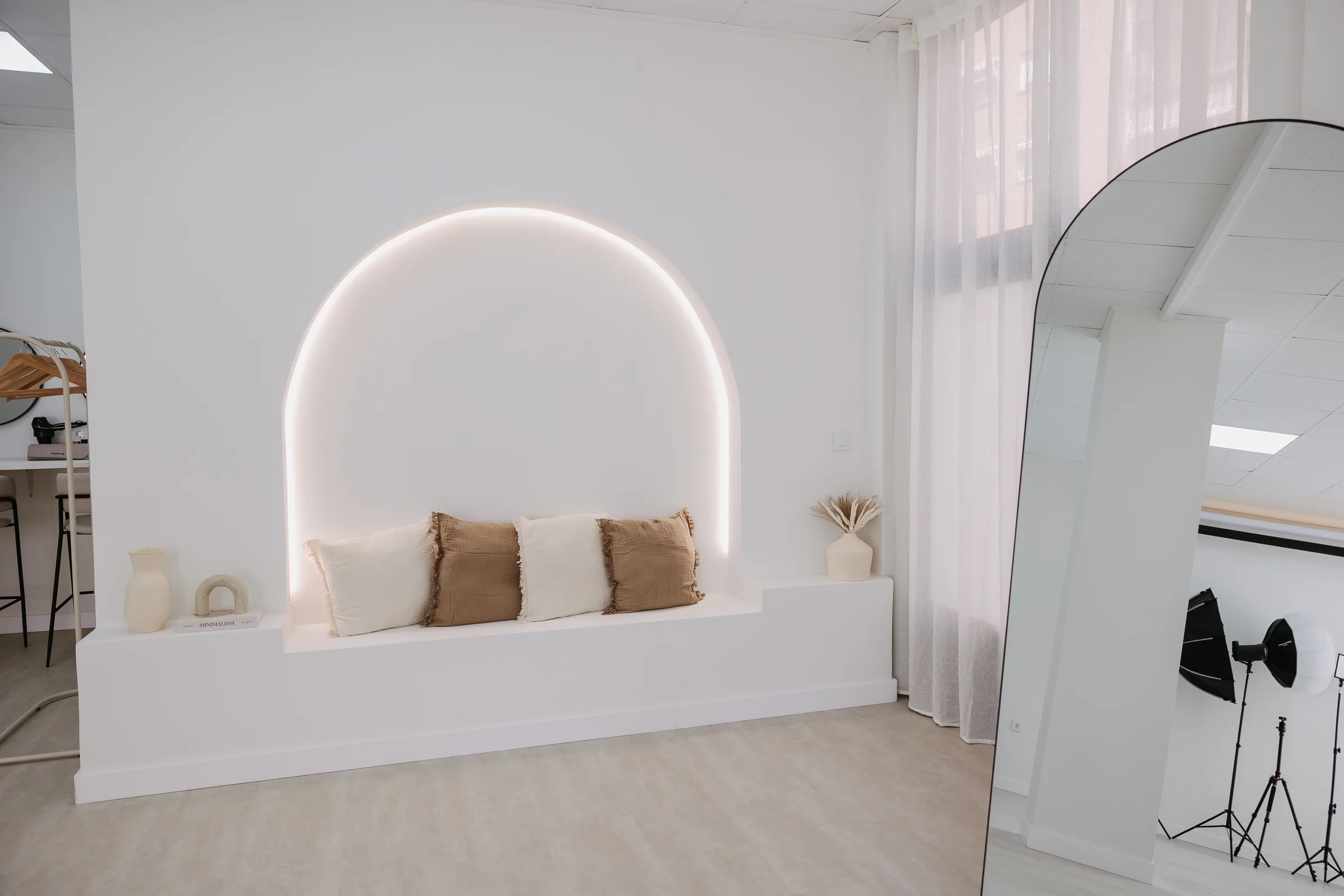 Arco retroiluminado con banco y cojines del set lifestyle