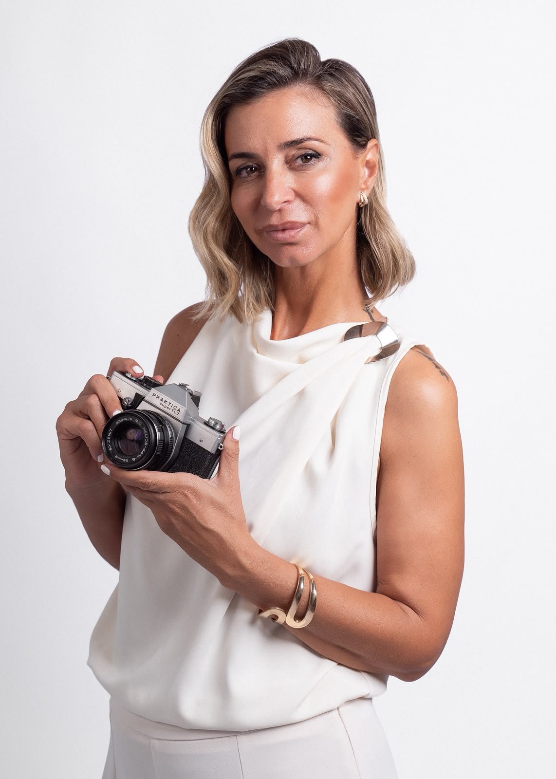 Sandra, fotógrafa de marca personal y corporativa colaboradora de Claro Content Studio