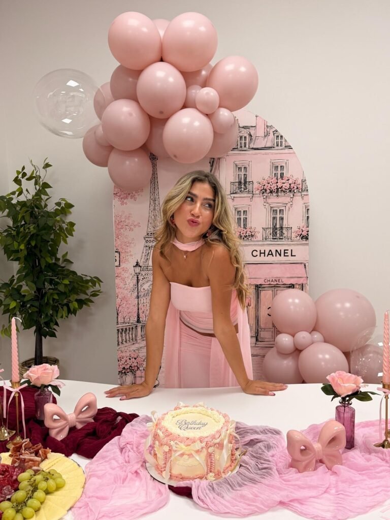 Celebración de cumpleaños con globos rosas y tarta