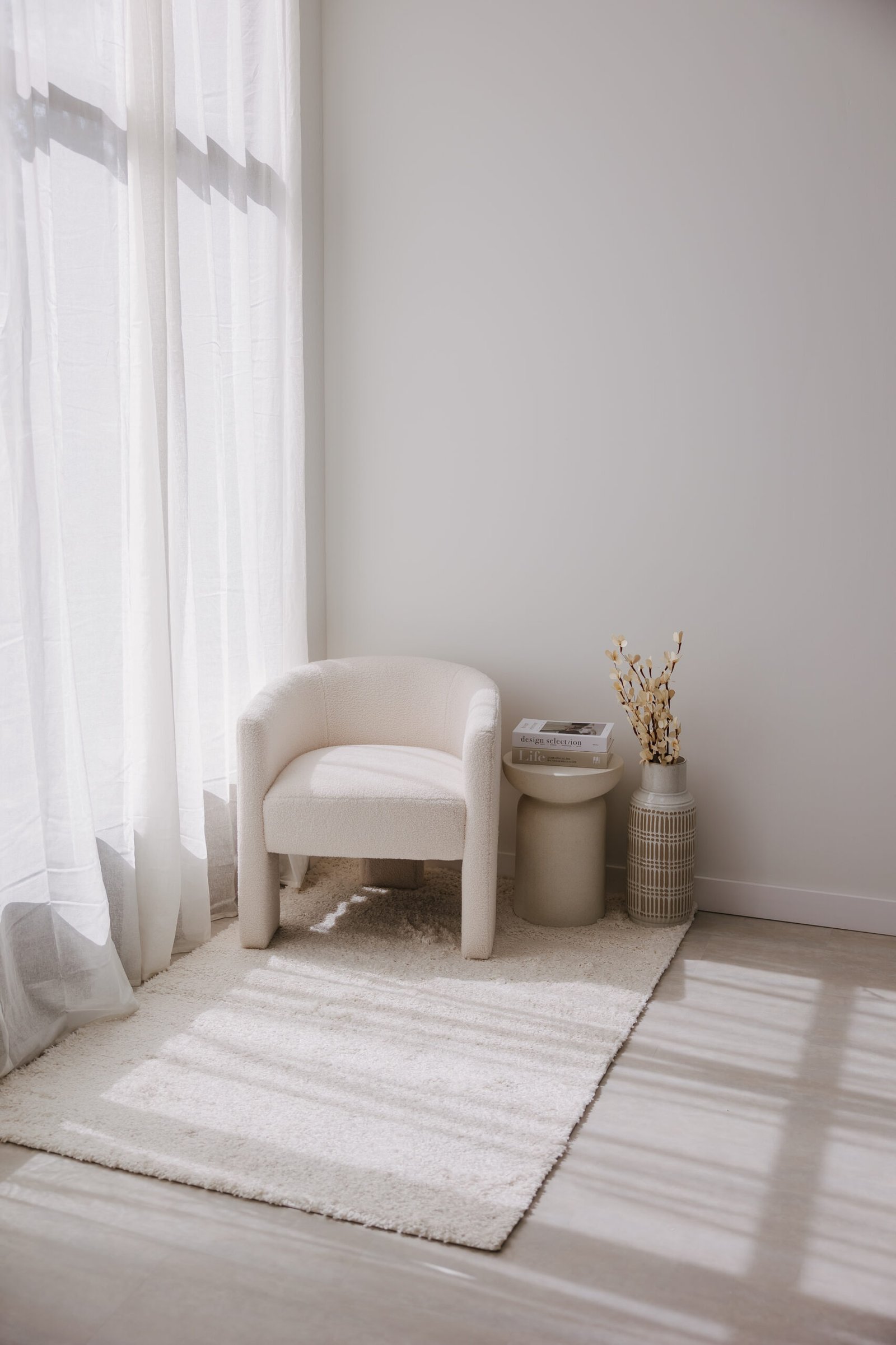Butaca blanca junto a la ventana, en la zona lifestyle del estudio