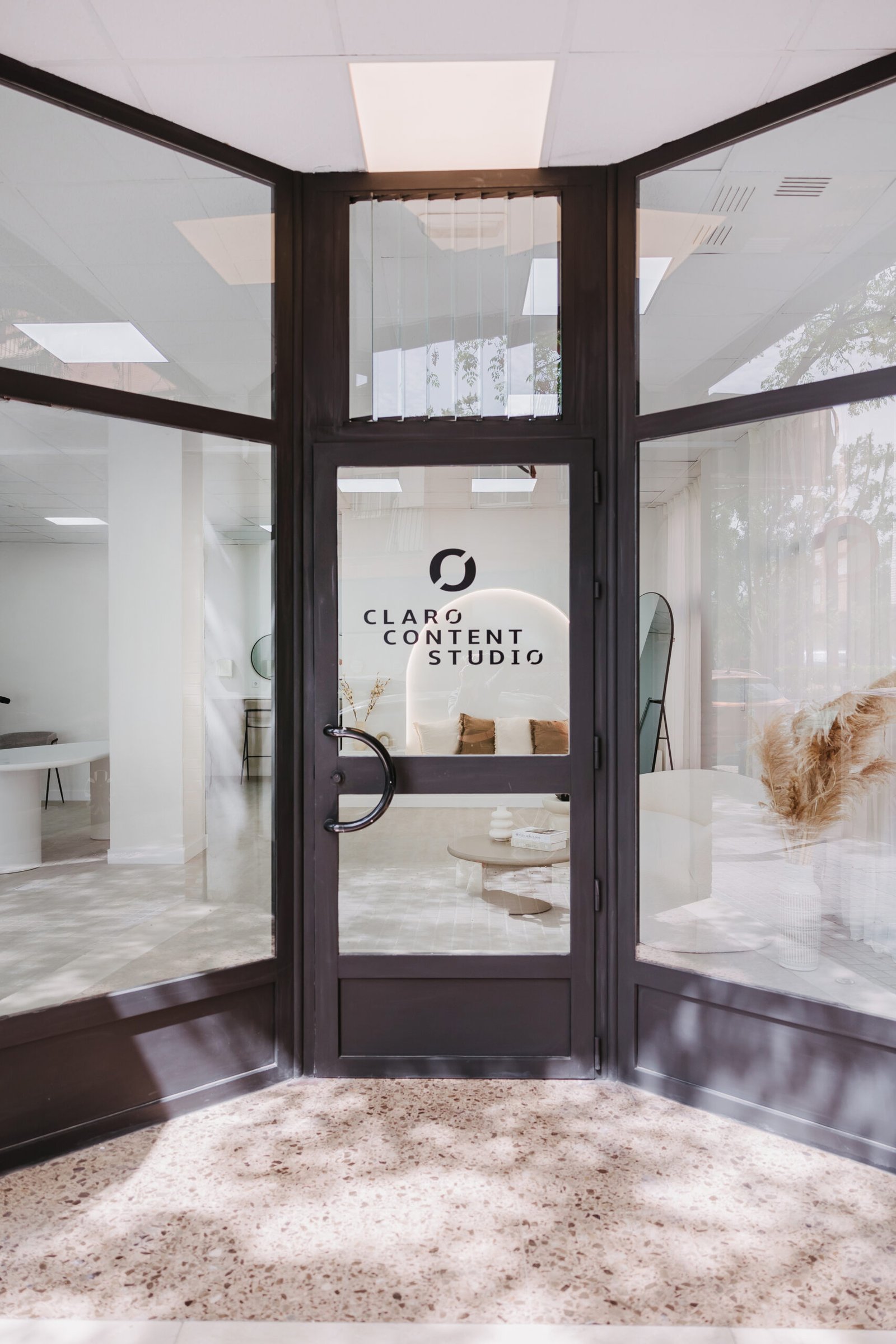 Entrada de Claro Content Studio, con el logotipo en la puerta de cristal