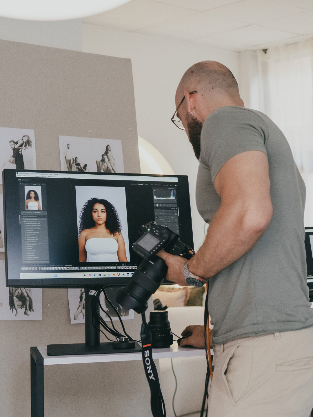 Fotógrafo revisando en el monitor las fotos de una campaña en Claro Content Studio