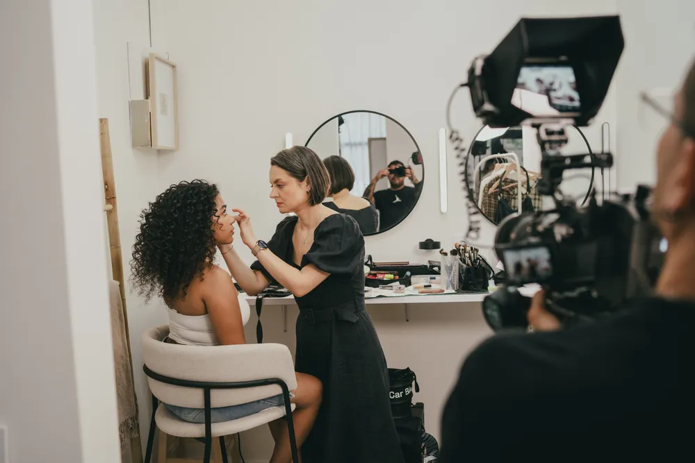Operador grabando la sesión de maquillaje