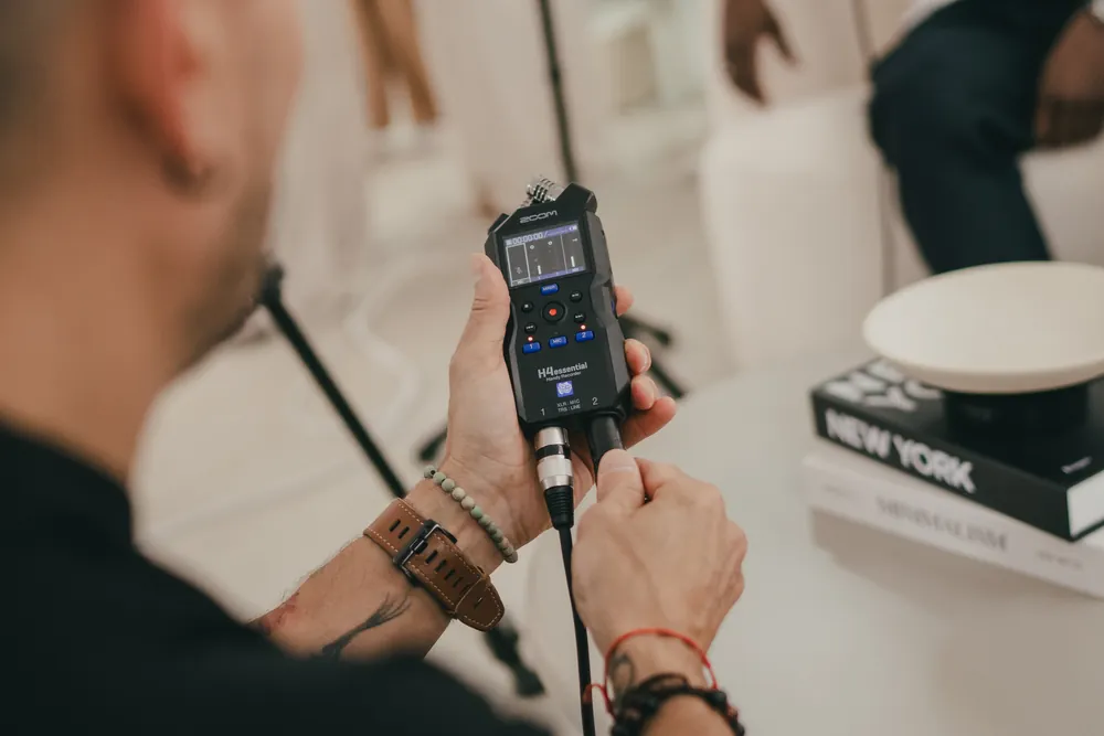 Técnico controlando la grabadora de audio