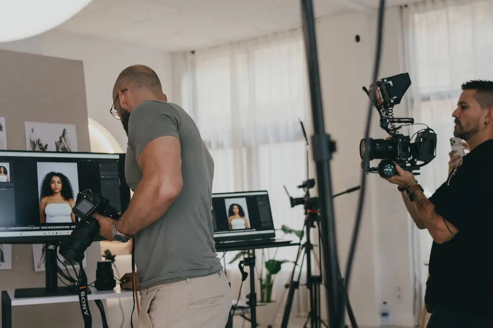 Fotógrafo y operador de vídeo trabajando en la misma escena