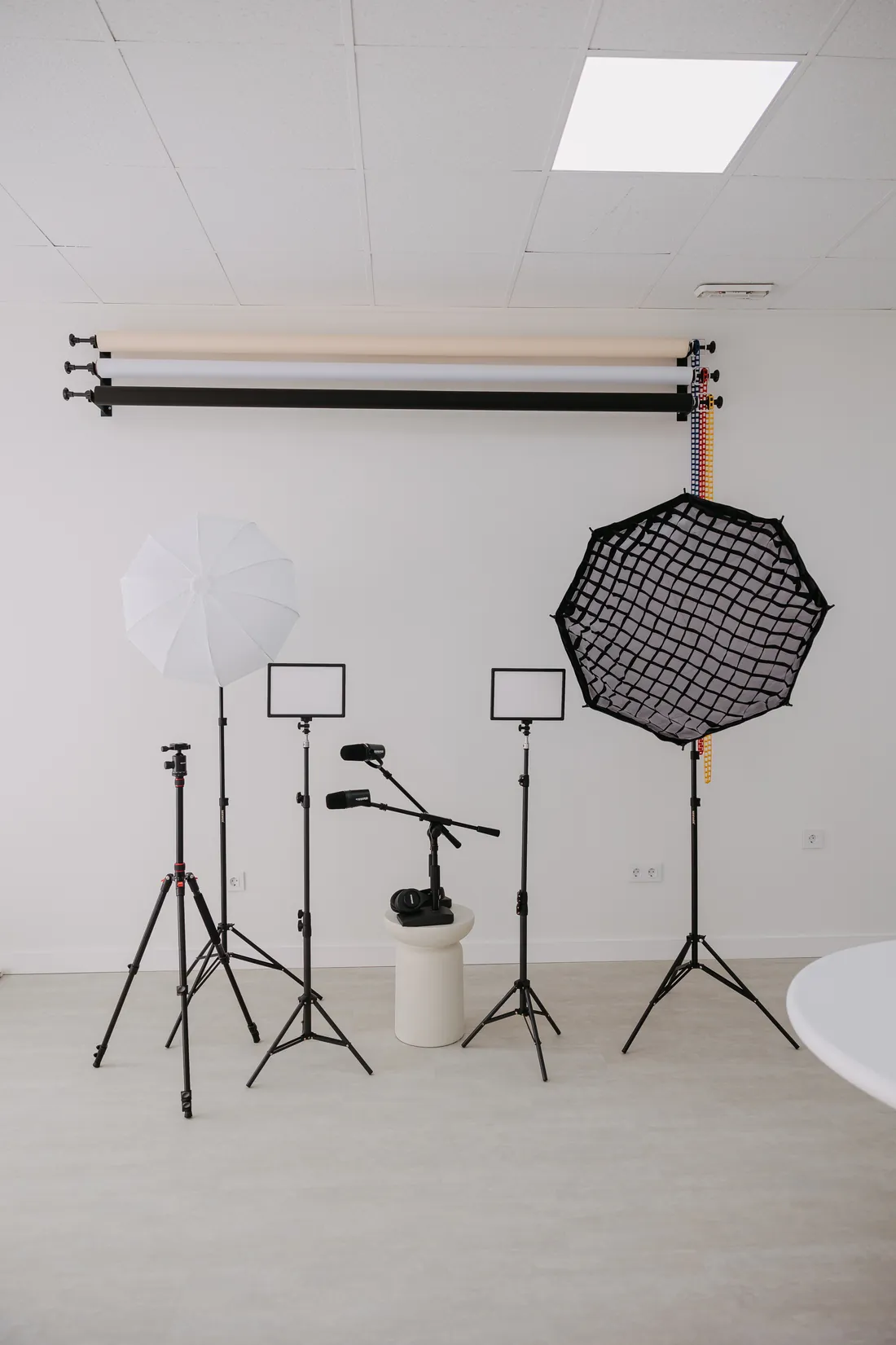 Flashes, luces LED y octabox preparados frente a los fondos del estudio