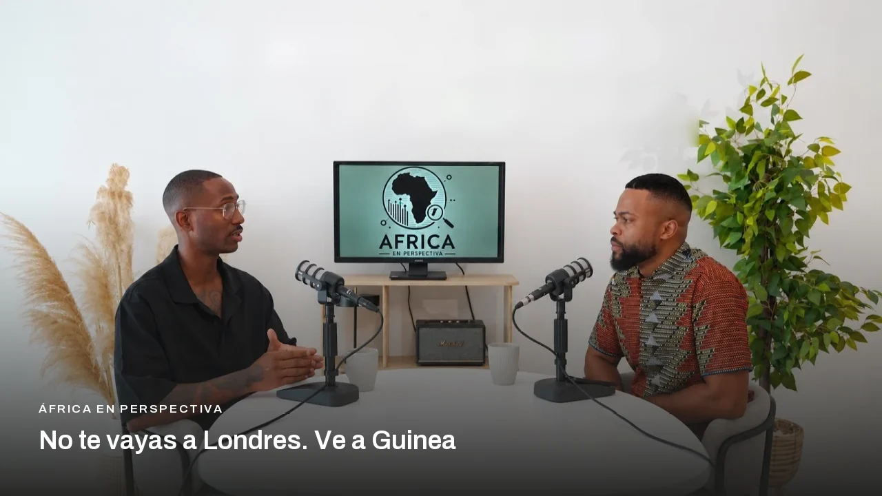Junior Explorer y el presentador de África en Perspectiva durante la grabación del episodio en el set de podcast de Claro Content Studio