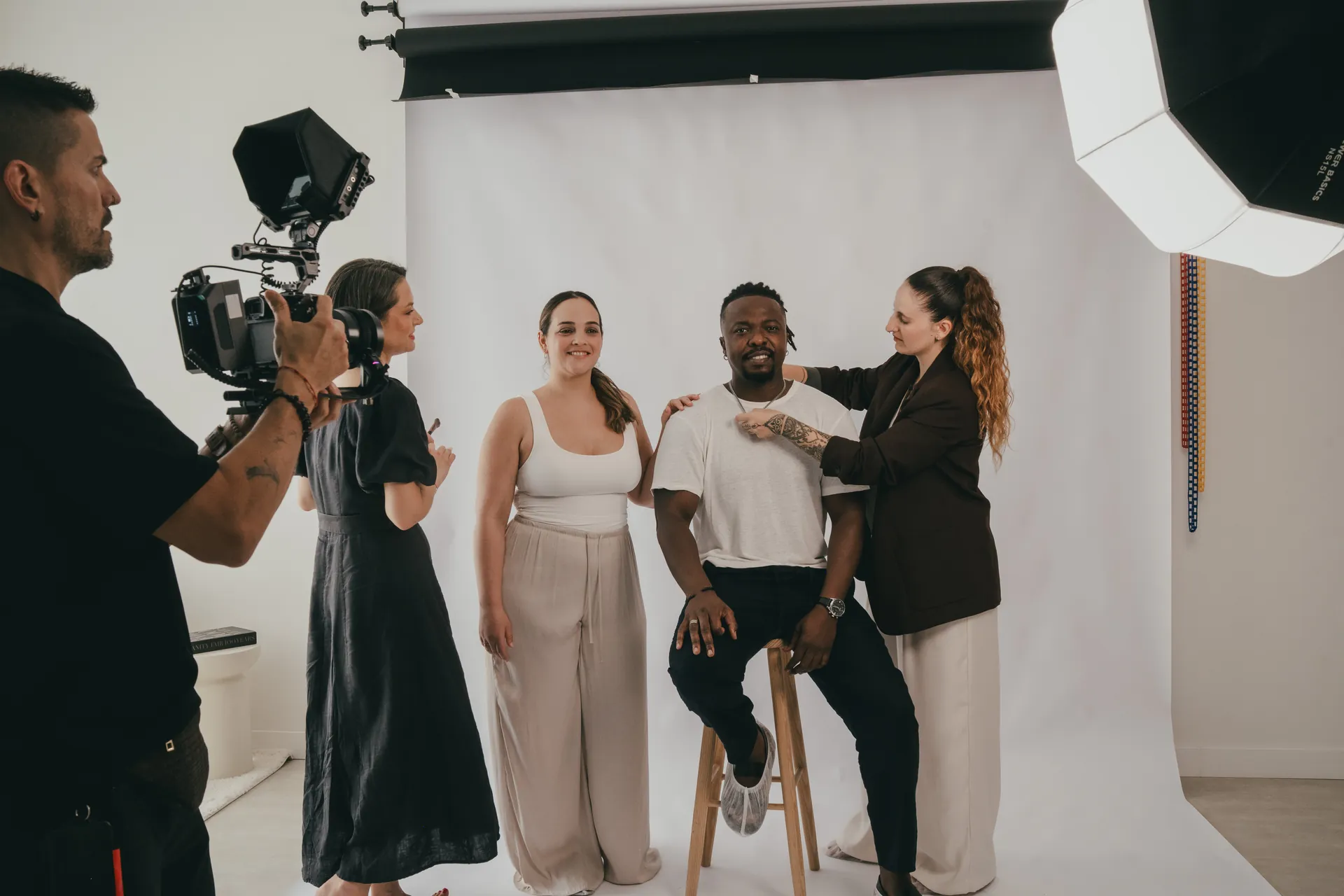 Equipo de Claro Content Studio grabando una campaña con dos modelos